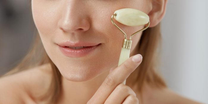 masaje facial con rodillos de Jade
