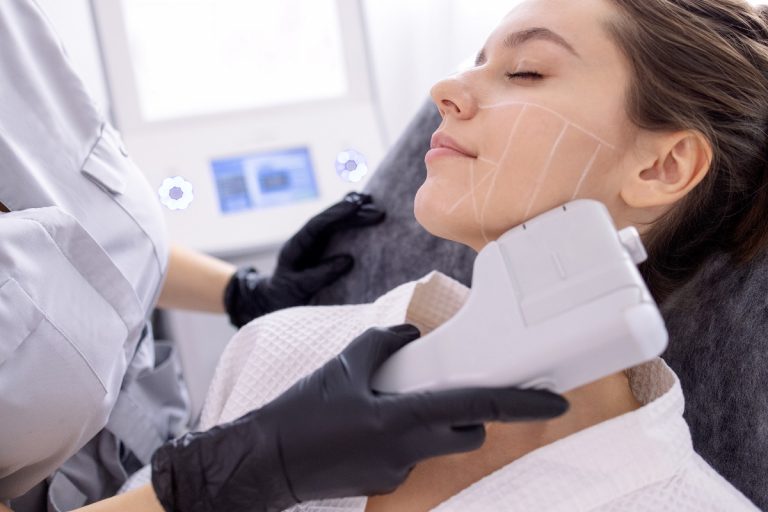 Procedimiento HIFU para tensado facial en clínica estética