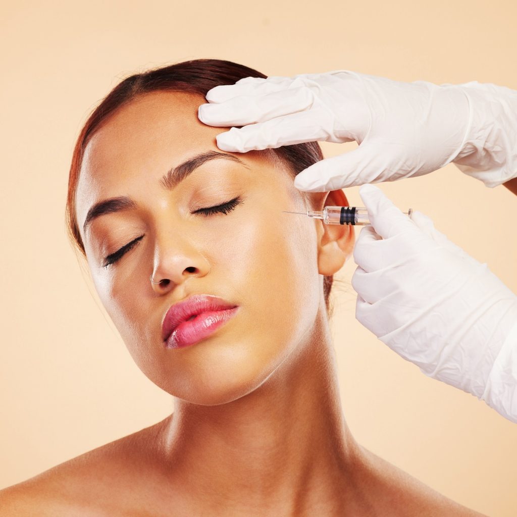 Aplicación de revitalización facial mediante microinyecciones en clínica estética en Barcelona