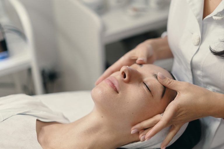 Paciente durante sesión de revitalización facial en clínica de medicina estética avanzada en Barcelona