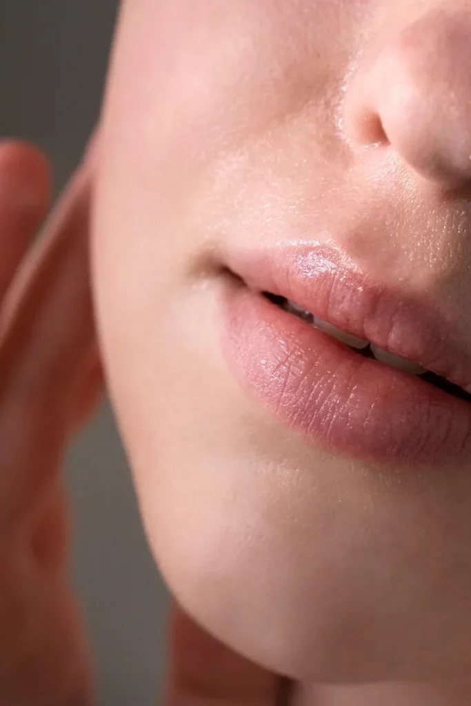 Primer plano del rostro de una mujer con piel hidratada