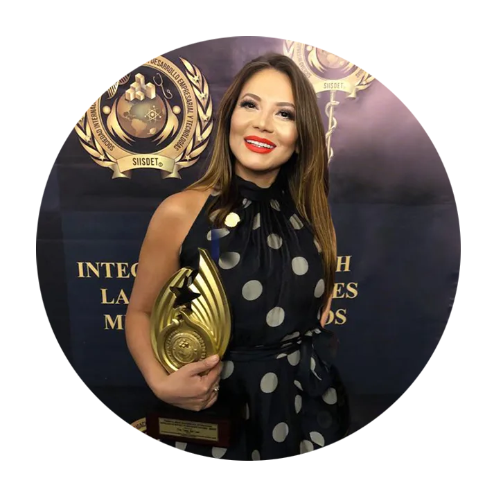 Doctora Laura Situ recogiendo el Premio Nacional Isaac Peral 2021