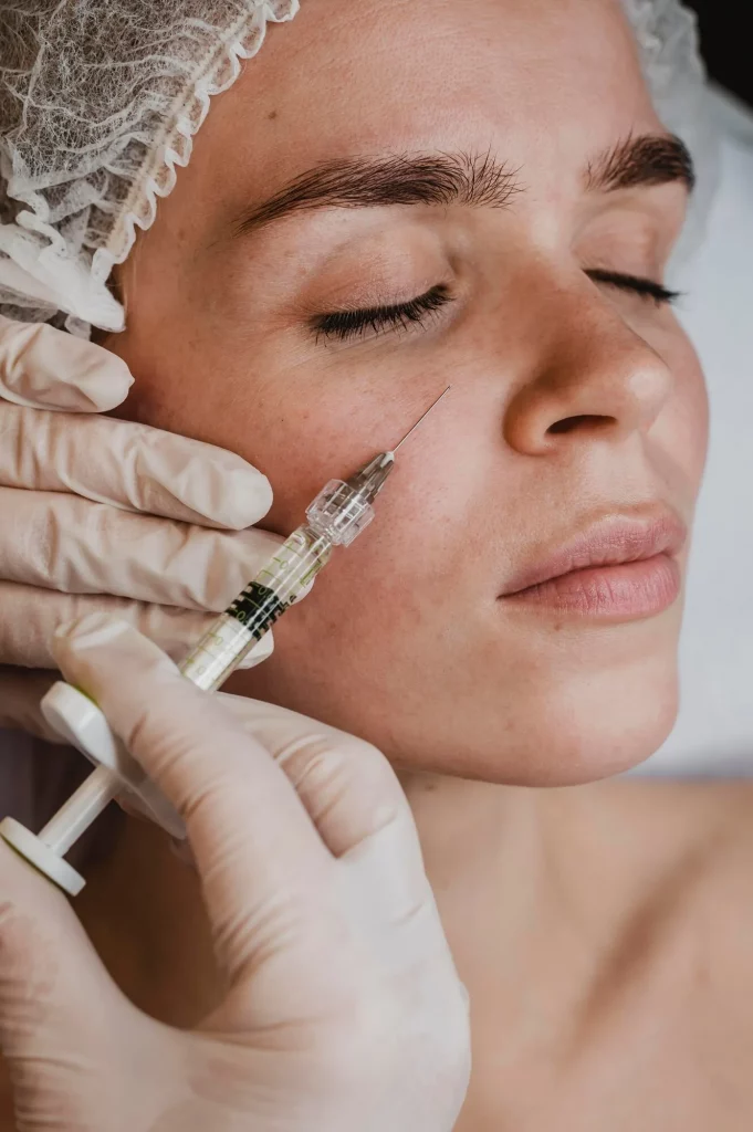 Mujer recibiendo un tratamiento facial de belleza en clínica estética