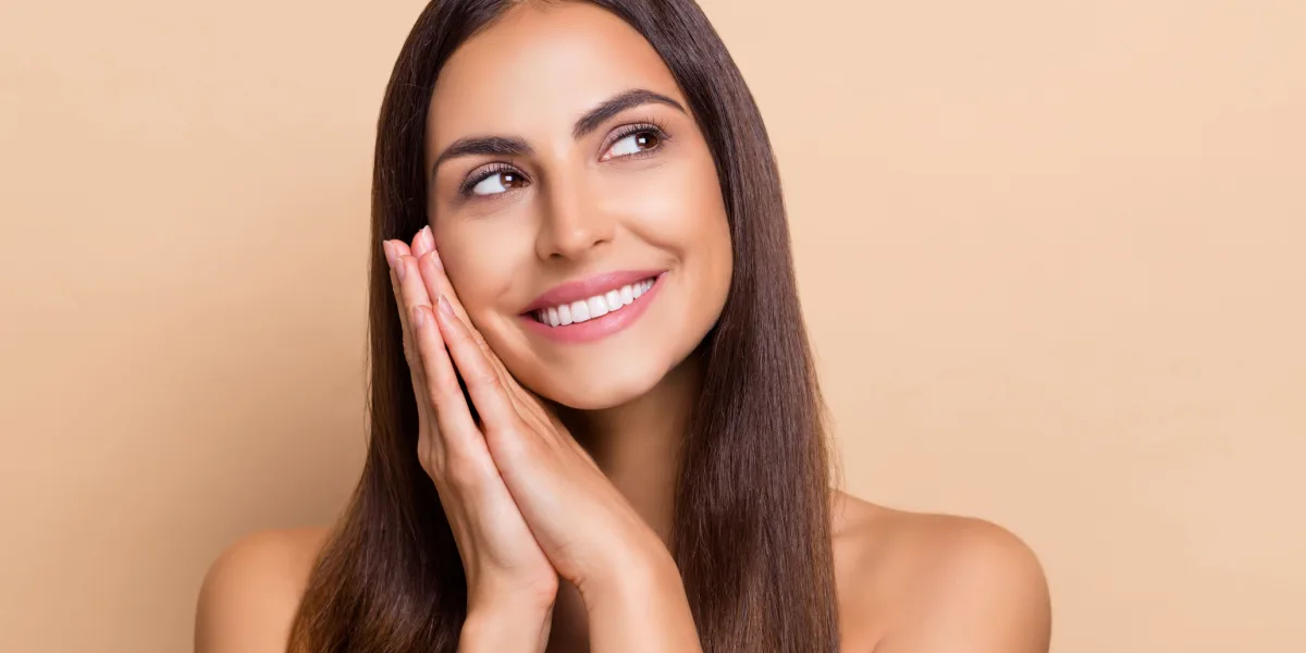 Tratamiento de redensificación facial en consulta de medicina estética